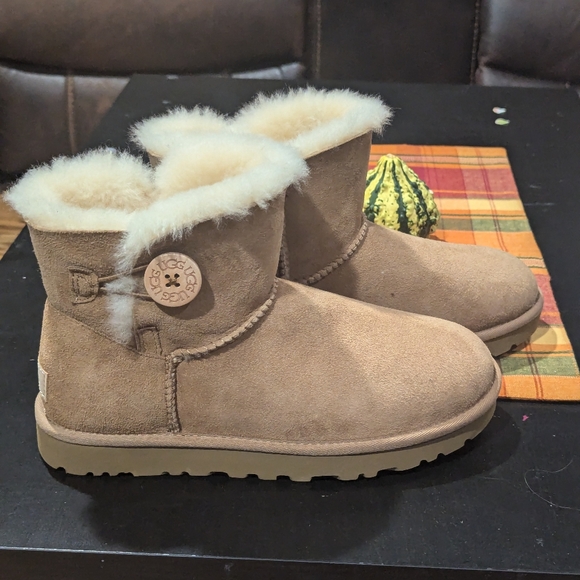 UGG Women's Mini Bailey Button Boot - Picture 3 of 8